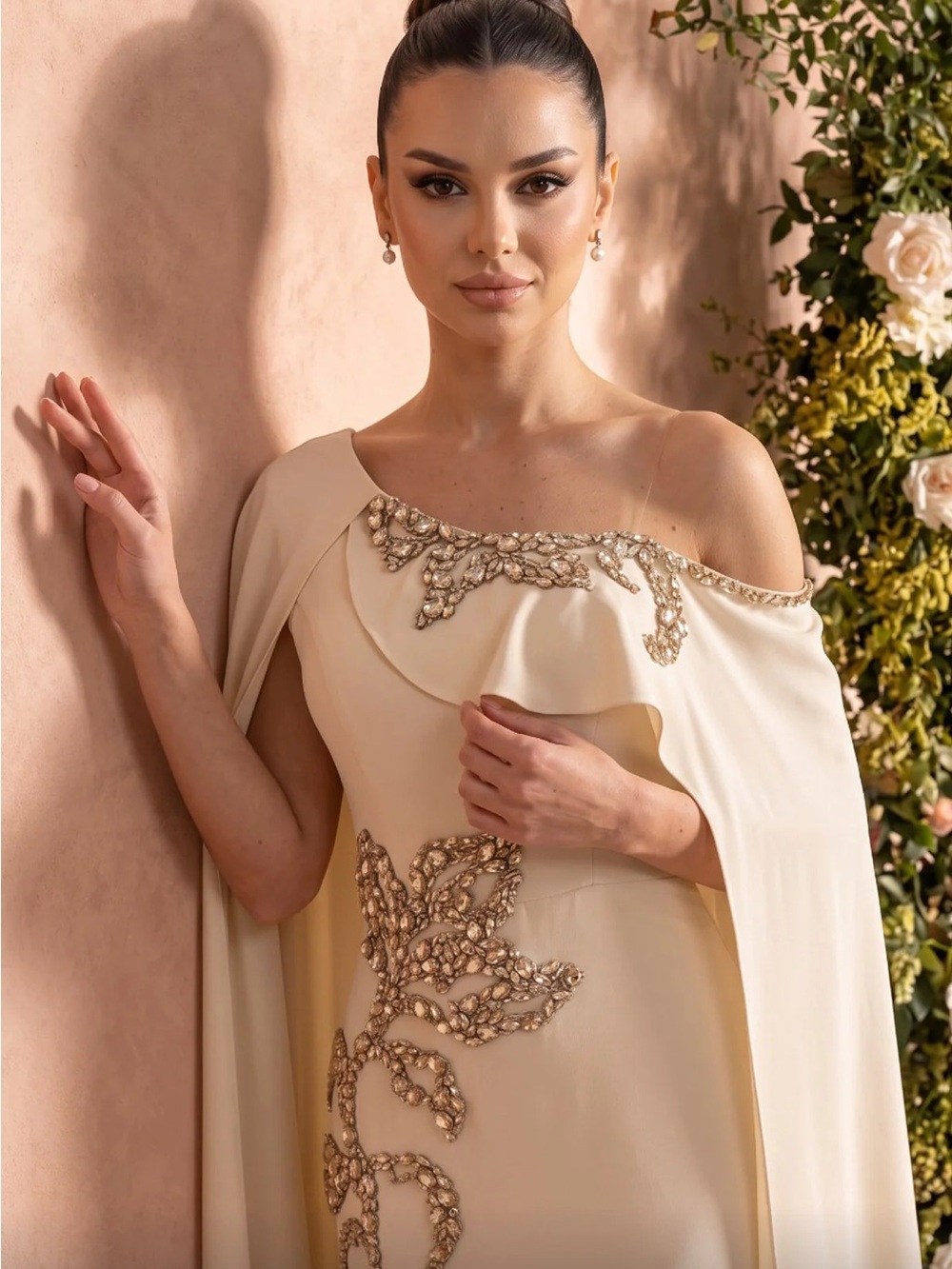 Elegant One-Shoulder Cream Evening Dress with Embellished Appliqué